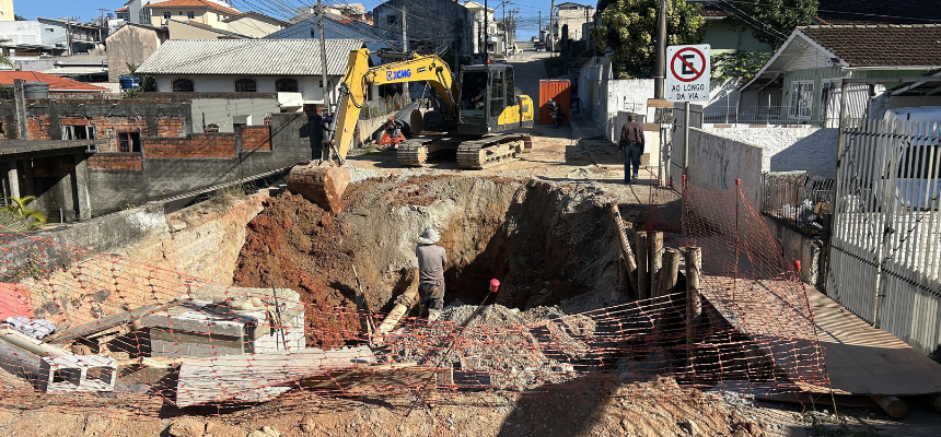 Recuperação da drenagem na Rua Adão Schmidt entra na fase final em Barreiros