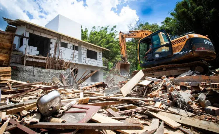 Solo Legal derruba obras ilegais em APPs no Sul da Ilha. Saiba os riscos de comprar imóvel irregular em Florianópolis e como se proteger.