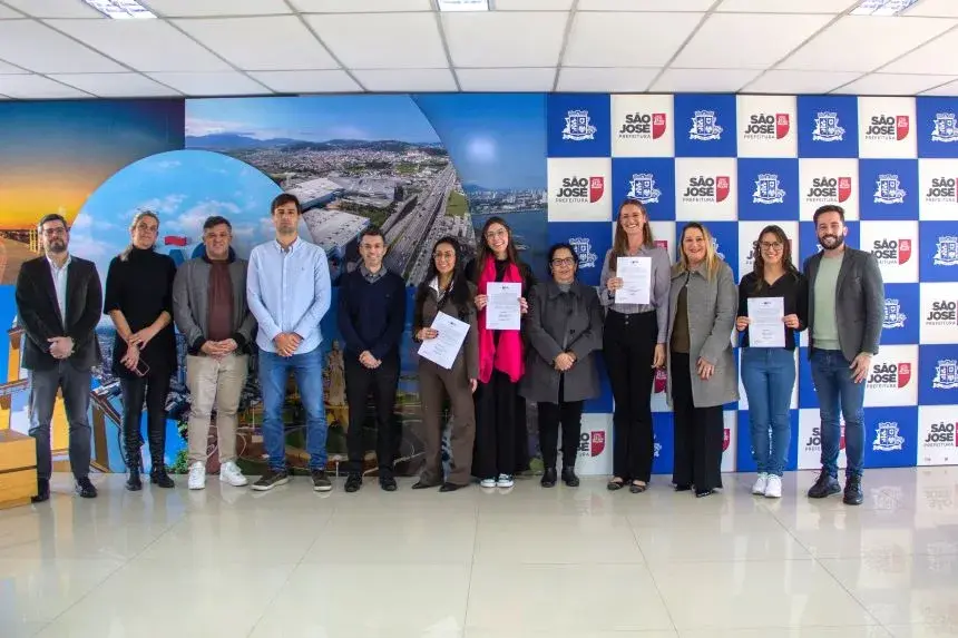 A Prefeitura de São José realizou, nesta terça-feira (12), a solenidade de posse de quatro novos servidores aprovados nos concursos públicos Edital 001/2019/SMA e Edital 001/2024/SAS. O ato ocorreu no gabinete do prefeito Orvino Coelho de Ávila e contou com a presença de autoridades, familiares e representantes das secretarias.