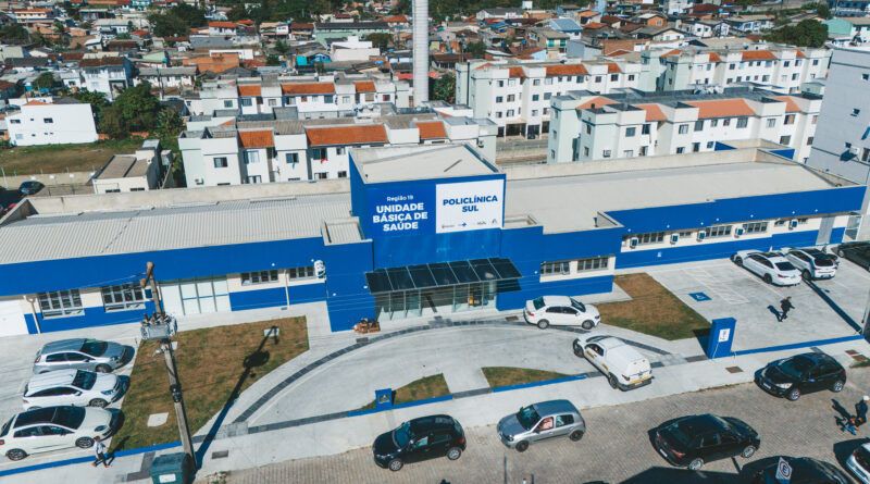A Rede Municipal de Saúde se expande em sintonia com o crescimento de Biguaçu. A Prefeitura, por meio da Secretaria de Saúde, concluiu mais uma semana de anúncios de novidades e melhorias com a aguardada inauguração da Unidade Básica de Saúde (UBS) Sul – Ruth Olga Francisco Machado. O ato de entrega à comunidade ocorreu na noite de quinta-feira (29) e os atendimentos iniciam a partir desta sexta-feira (30), das 7h às 19h.