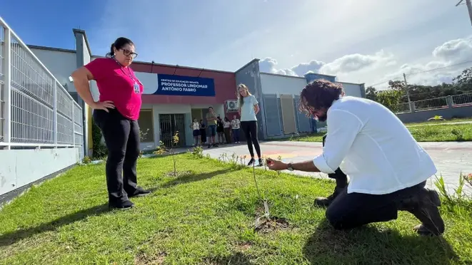 Escola do Meio Ambiente orienta para implantação de horta e arborização no CEI Lindomar Antônio Fabro