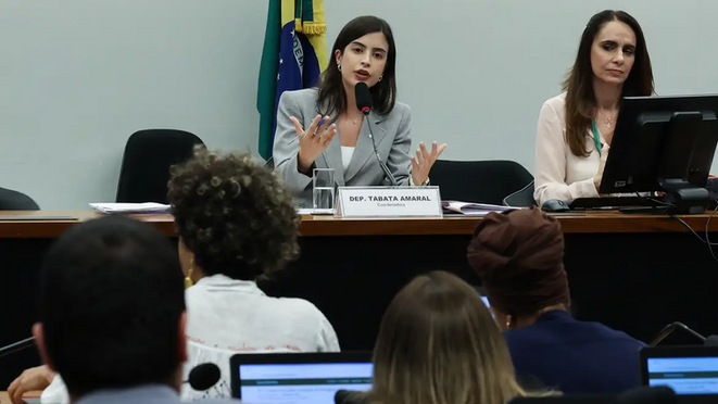 Proposta que criminaliza misoginia avança na Câmara dos Deputados
