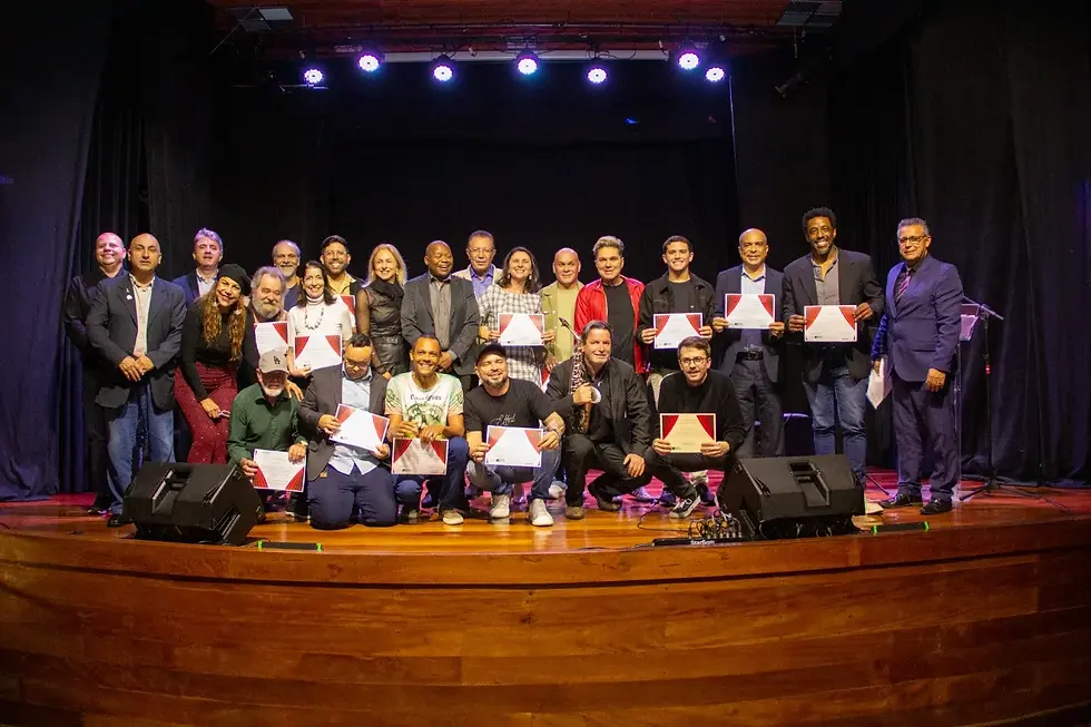 Luzes acesas, palco tomado por artistas e poltronas lotadas. Assim foi a noite desta terça-feira (16), quando o Theatro Adolpho Mello, a mais antiga casa de espetáculos ainda em funcionamento em Santa Catarina, celebrou seus 171 anos. Mas, dessa vez, a grande estrela da noite foi o próprio Teatro.