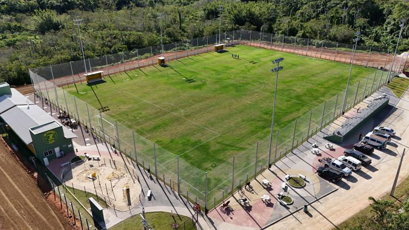 A comunidade Toca da Pantera, no Rio Tavares, Sul da Ilha, está podendo desfrutar de uma nova área de esporte e lazer desde o último sábado (17). É que o prefeito Topázio Neto inaugurou a obra que transformou o terreno conhecido na localidade como “Campo do Zaire” em complexo esportivo, à Rodovia Francisco Magno Vieira (SC-405), ao lado do número 2.179. Os serviços foram conduzidos pela Secretaria de Infraestrutura e Manutenção da Cidade.