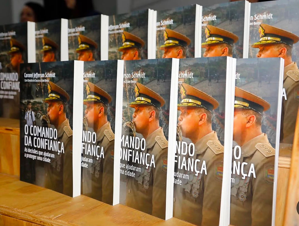 Livro "O Comando da Confiança" é lançado em Blumenau e emociona público com histórias reais de transformação