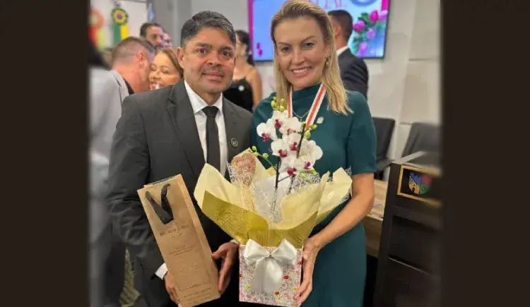 Durante homenagem ao Dia Internacional da Mulher na Câmara de São José, o vereador Clonny Capistrano reconheceu a secretária de Governo de SC, Danieli Blanger Pinheiro, pela liderança em programas como Universidade Gratuita, Santa Catarina Levada a Sério e Catarinas Por Elas