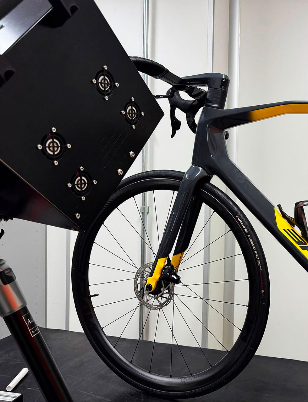Bicicleta de carbona sendo inspecionada pela tecnologia da Subiter
