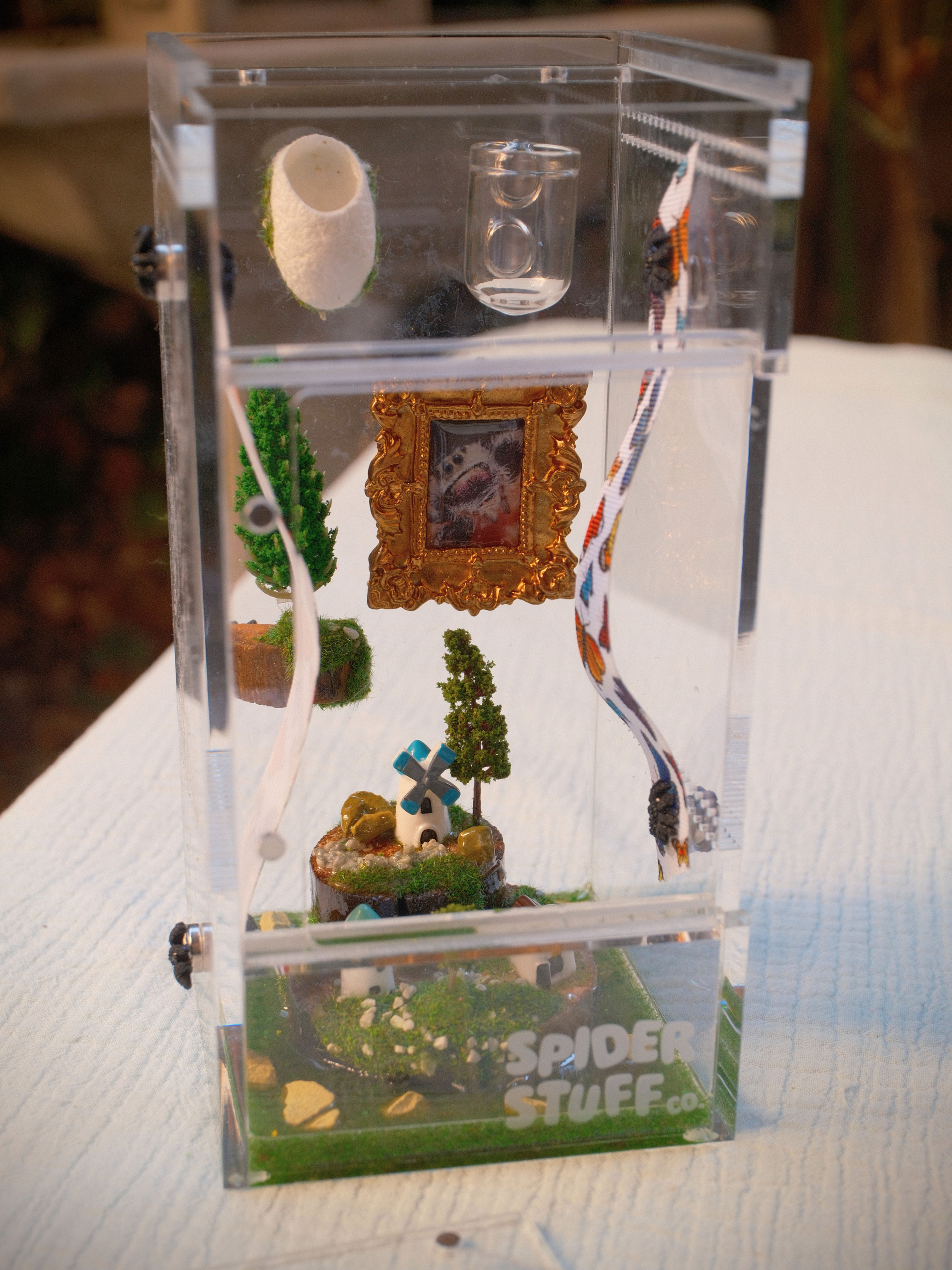 Golden Gallery Village Enclosure (4" x 4" x 8")