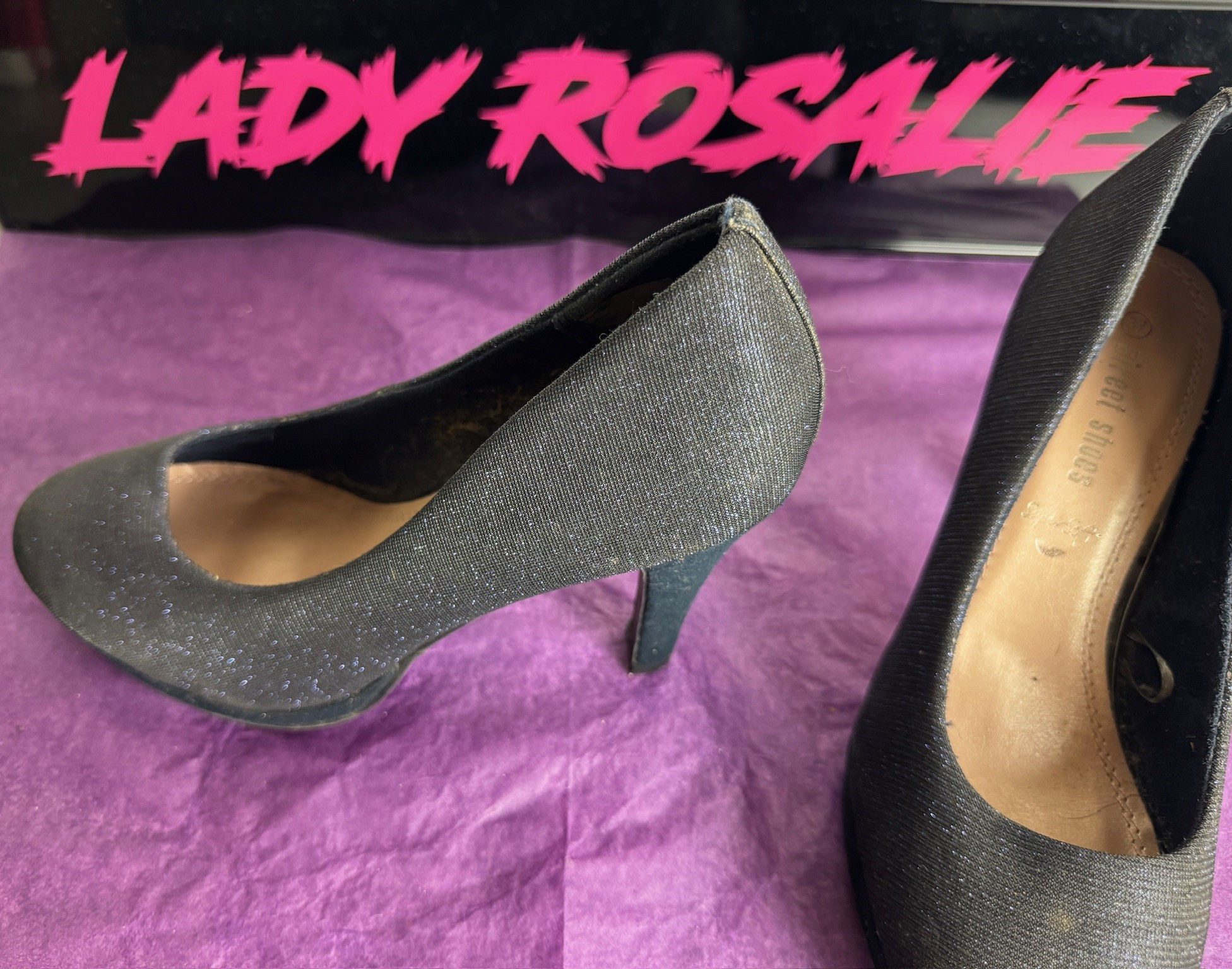 Glitzernde Schwarze Party Pumps von lady Rosalie seiten und Frontansicht