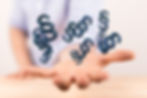 Hand hält Paragrafen-Symbole: Recht, Gesetz, Paragraphen