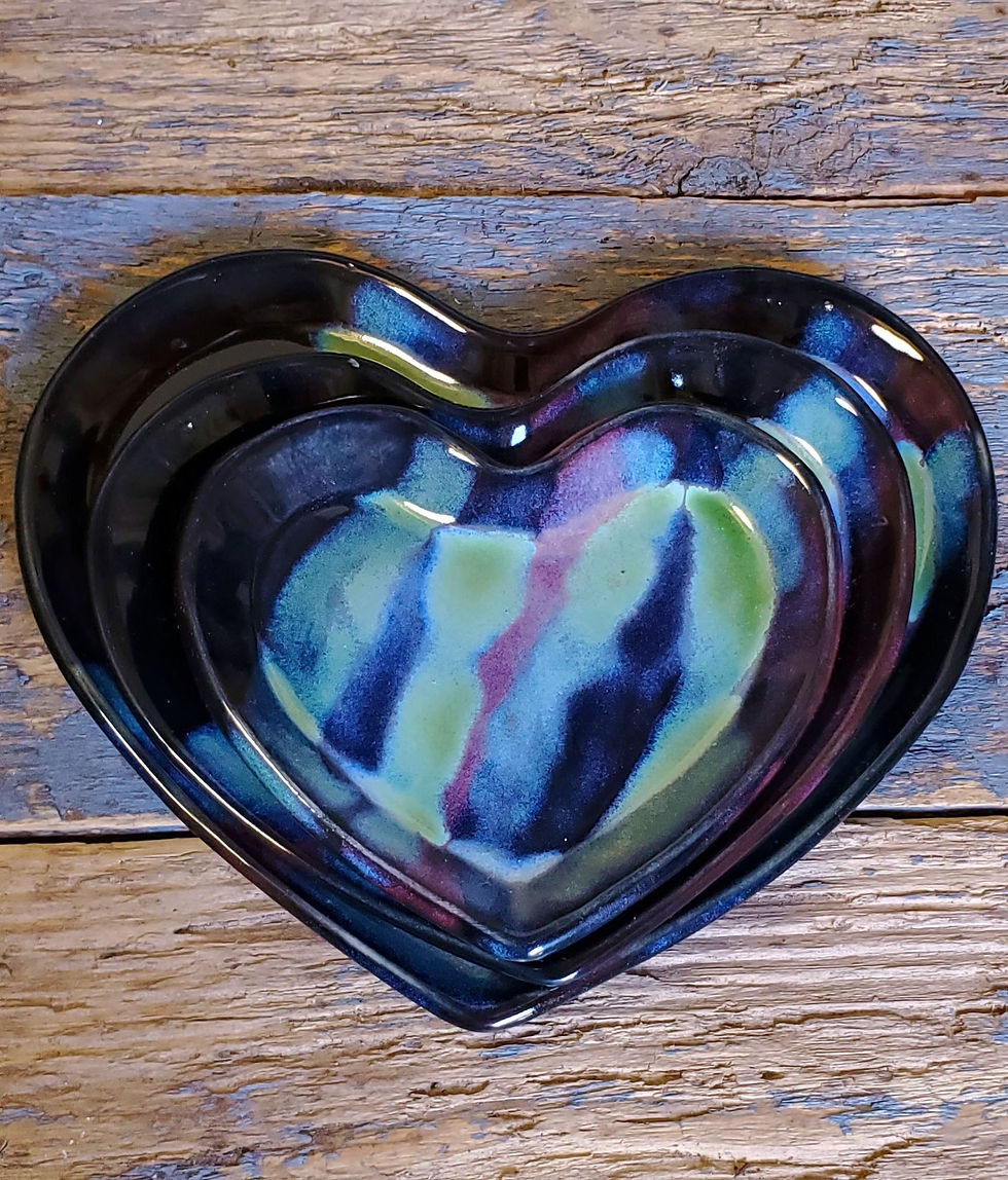 Thumbnail: Set of 3 Heart shaped snack dishes - Aurora