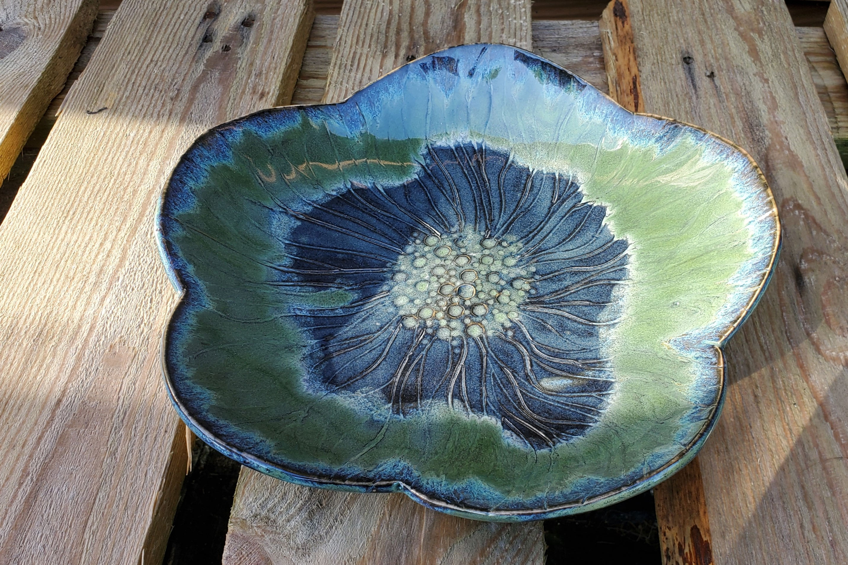 Flower-Shaped Stoneware Serving Plate – Deep Blue with Ocean Green Ripples
