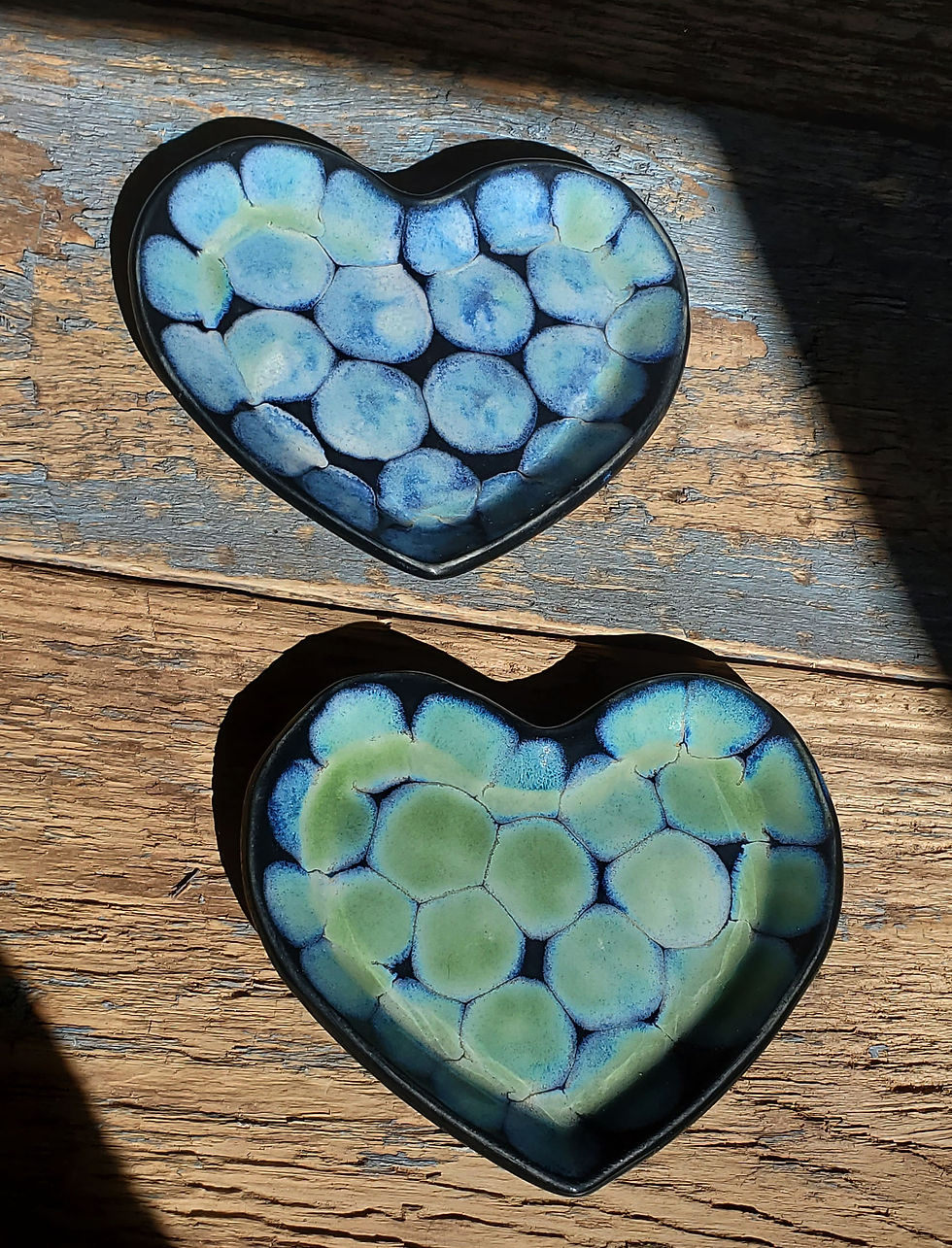 Thumbnail: Set of 2 Heart shaped snack dishes - Aurora