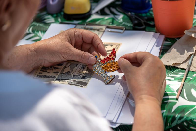 Nőies szecesszió. Hűtőmágnes Zsolnay-mintákkal