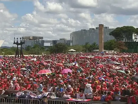 Praça dos Três Poderes completamente lotada para a posse de Lula