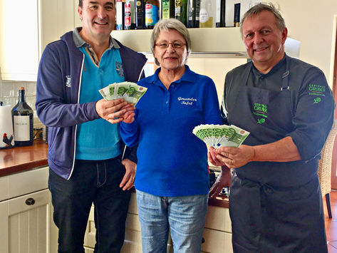 Sternekoch Michael Fell spendet Gewinn aus dem Perfekten Dinner an Gmunder Tafel