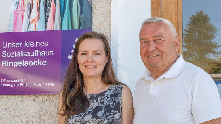 Im Sozialkaufhaus Ringelsocke wird die Ware knapp. Claudia Kuse und Eberhard Ziegler vom Diakonieverein Tegernseer Tal bitten deshalb um Spenden. © Stefan Schweihofer