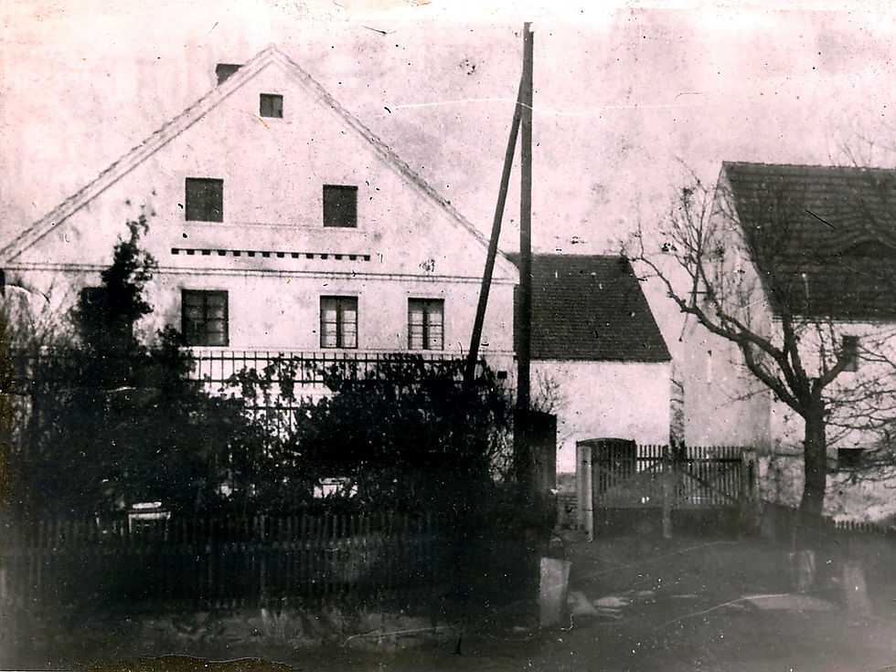 Hof mit Nebengebäuden der Familie Fichtner in Poischwitz in den 30er Jahren