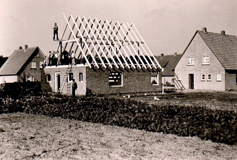 Richtfest 1958 des Hauses von Ursula und Walter Ganzke in Jeddeloh I, Auf der Harre 7 (rechts das Haus der Familie Jeske, links das von Max und Grete Hauser)