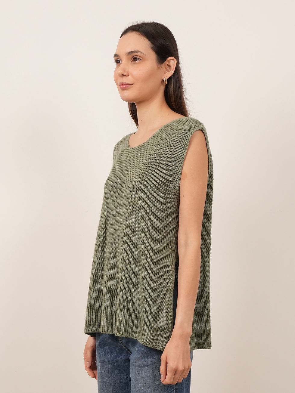 Thumbnail: Simple sleeveless shirt