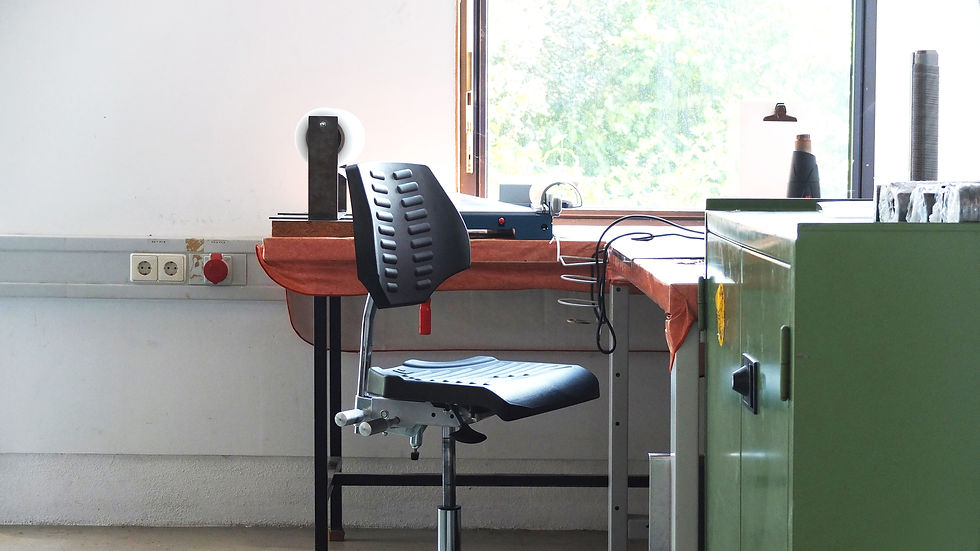 Miniaturbild: ergonomischer Arbeitsstuhl in Werkstatt, Sitz und Lehne aus PU-Schaum