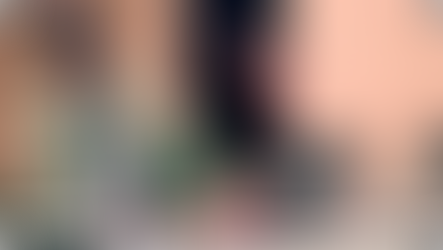 Eine junge Frau bereitet traditionelles Brot auf einem verbesserten Kochofen zu.