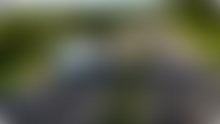 Ein LKV fährt auf die europäische Autobahn.