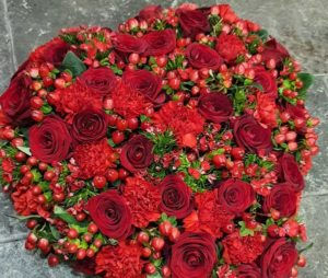 deuil-gerbe-rouge-forme-coeur-300x254 - Copie