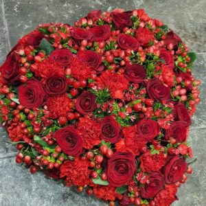 Gerbe-de-fleurs-rouges-en-forme-de-coeur-300x300