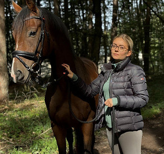 Lilli und ihr Pferd. Ein persönliches Foto in der Natur