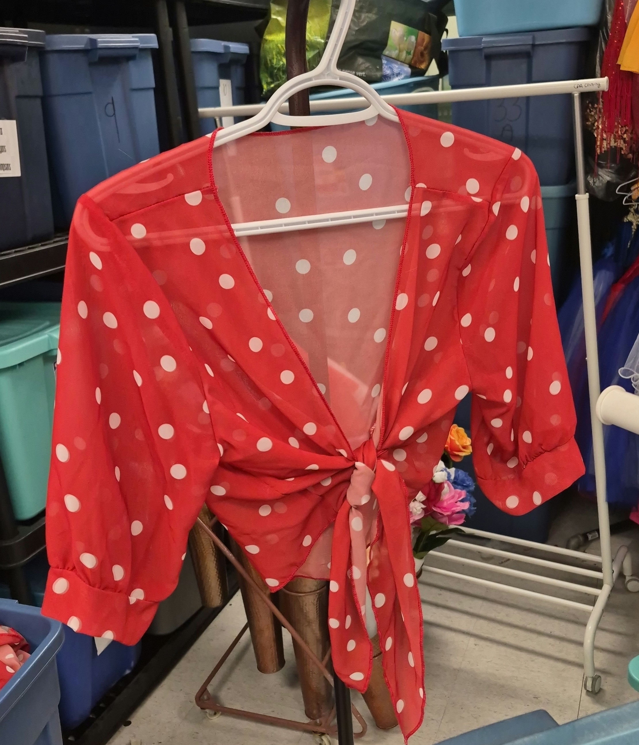 Blouse rouge à pois blancs nouée 