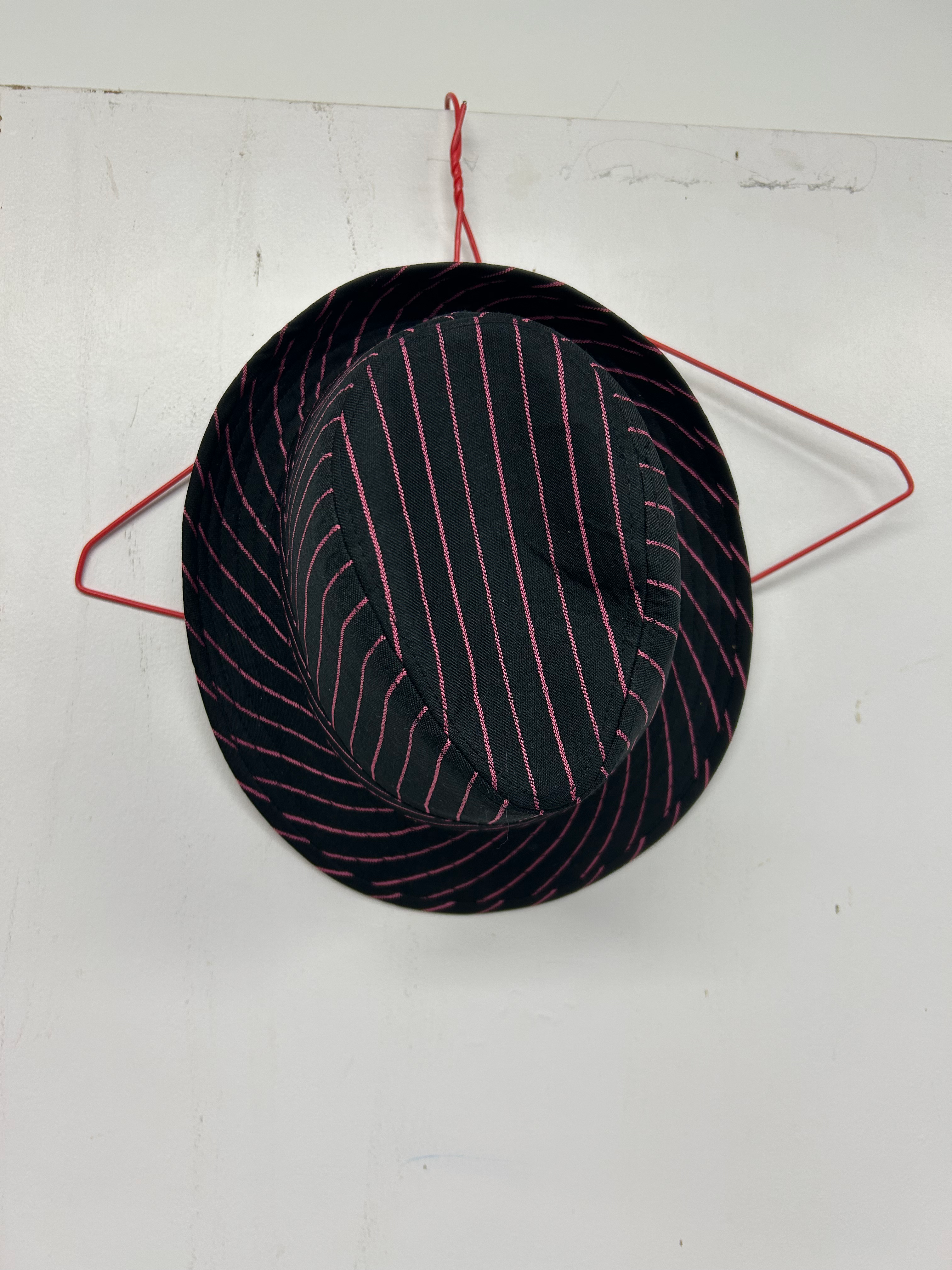 Chapeau noir ligné rose 