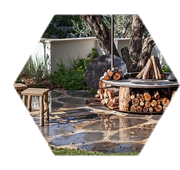 גינה - על גבי אבני מדרך מבזלת עומד שולחן איחודי מבולי עץ וברזל