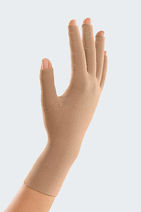 Beige compressiehandschoen voor ondersteuning bij oedeem van de hand