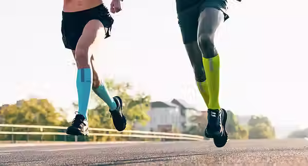 Chaussettes de compression sportives pour la course et la récupération, offrant un soutien aux jambes pendant l'effort.