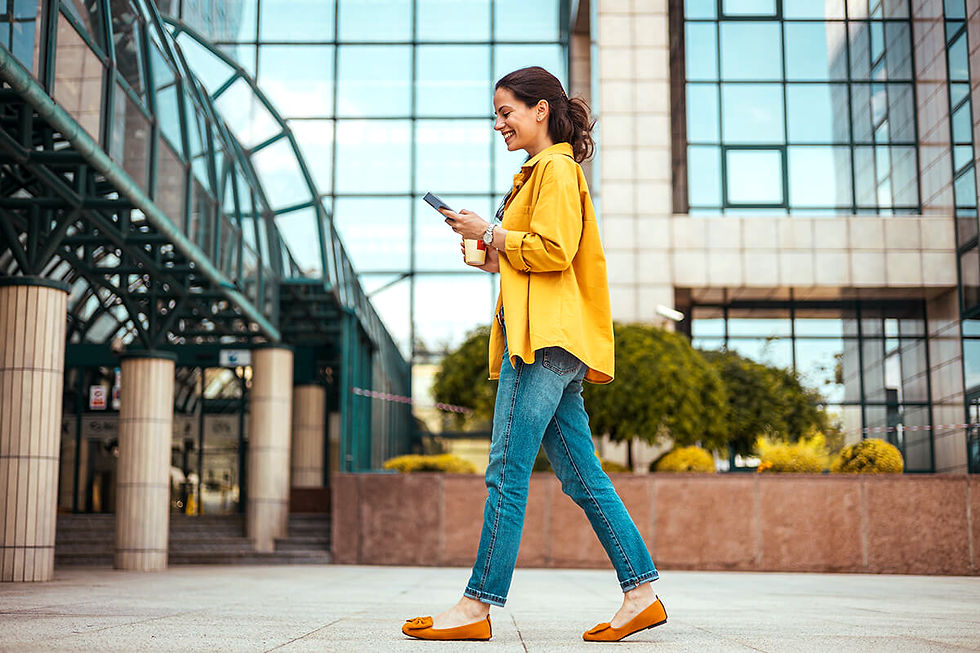 Person navigating the street while using phone symbolizing the role of real-world context in data-driven programmatic campaigns