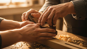 Mãos de um mestre artesão guiando as mãos de um aprendiz, simbolizando discipulado, mentoria e o poder do serviço.