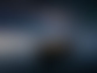 Barco solitário na noite estrelada, ajudando a entender por que Deus fica em silêncio. 