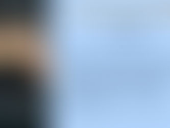 Capa do livro "O Refúgio da Aliança: Construindo um Casamento-Fortaleza em um Mundo Caótico", do Pastor Flávio Macieira. A imagem mostra uma imponente fortaleza medieval iluminada por um sol ou farol, construída sobre uma rocha em meio a um mar agitado.