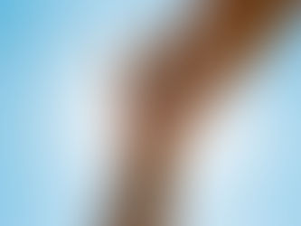 Mão forte puxando um necessitado para cima, ilustrando o milagre de Pedro em Atos 3.