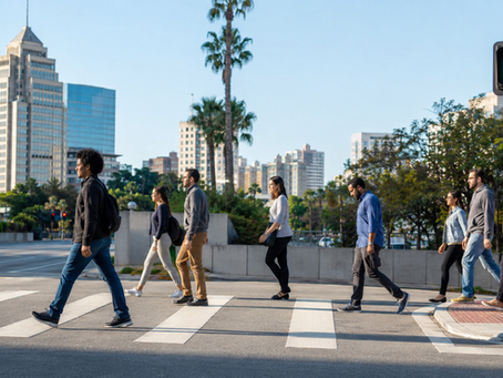 Pedestres começam a atravessar uma avenida após o sinal autorizado, representando a decisão de avançar quando Deus ordenar.