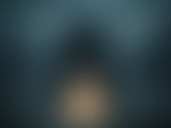 Pessoa caminhando protegida em meio a um vale escuro, simbolizando a segurança em Deus no dia da angústia.