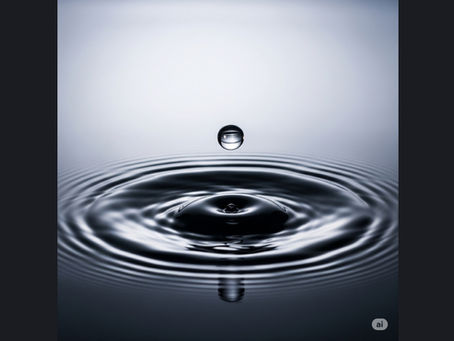 Gota de água criando ondulações perfeitas em água calma, simbolizando o poder de uma oração curta e focada em Deus.