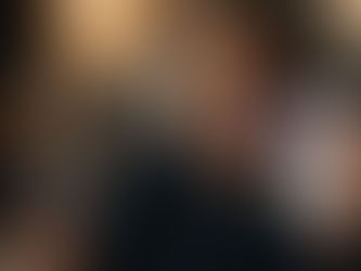 Pessoa olhando com tristeza para seu celular enquanto vê um modelo mais novo em uma rede social, simbolizando descontentamento e cobiça.