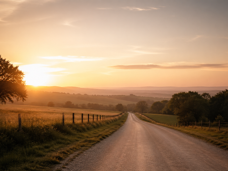 Estrada vazia ao amanhecer, simbolizando espera, perseverança e confiança no tempo de Deus.
