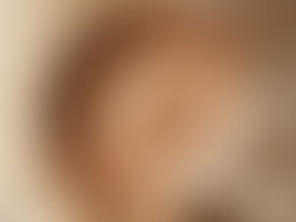 Cerâmica restaurada com ouro (Kintsugi), simbolizando a redenção de Deus sobre a criação caída, baseada em Gênesis.