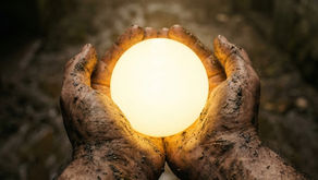 Mãos sujas segurando luz, ilustrando o escândalo de o que é a graça de Deus.
