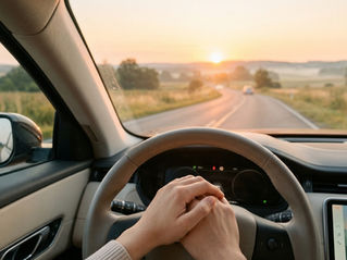 Mãos no volante ao nascer do sol, ilustrando como ter uma vida de oração no dia a dia.