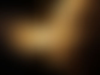 Rosto formado de pó dourado recebendo um feixe de luz que simboliza o sopro de vida de Deus.