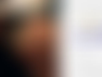 Mão inspeciona uma moeda contra a luz, em um close-up que simboliza o discernimento espiritual para verificar a autenticidade do evangelho.